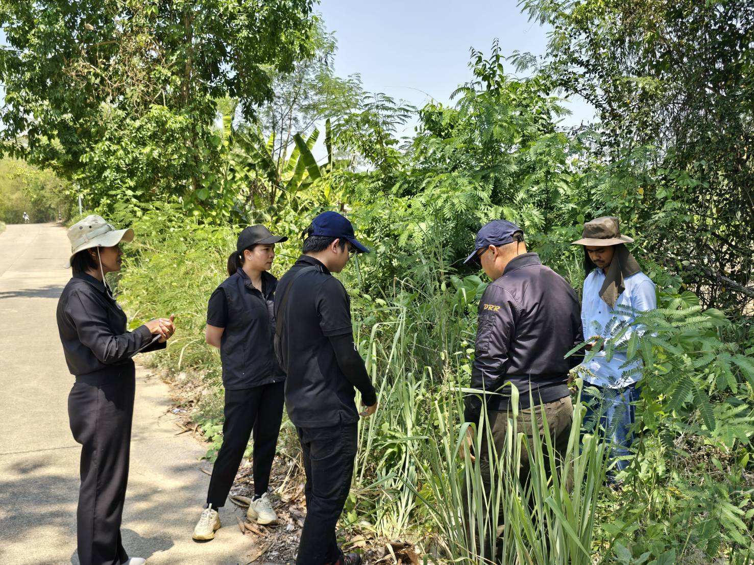 title - ปฏิรูปที่ดินจังหวัดเพชรบุรี พร้อมด้วยเจ้าหน้าที่ ส.ป.ก.เพชรบุรี ลงพื้นที่รวบรวมข้อมูลประกอบการพิจารณาของคณะกรรมการปฏิรูปที่ดินจังหวัดเพชรบุรี (คปจ.เพชรบุรี) กรณีหน่วยงานรัฐ ขออนุญาตใช้ที่ดินในเขตปฏิรูปที่ดินเพื่อกิจการสาธารณูปโภค